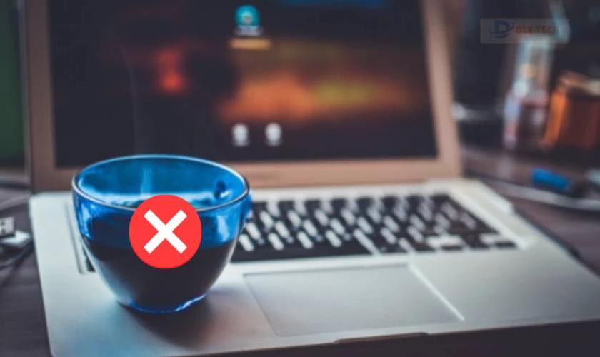 Tránh đặt đồ uống trên laptop