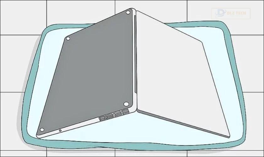 Bạn mở laptop một góc 45 độ và đặt úp ngược trên tấm khăn