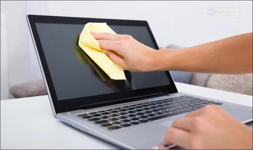 Kế tiếp, bạn lau khô nước trên laptop