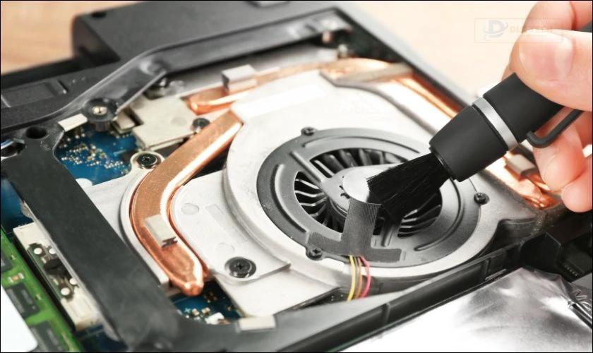 Tiếp theo, bạn có thể bắt đầu tháo và vệ sinh các linh kiện bên trong laptop