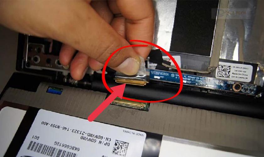 Lỏng dây cáp màn hình Macbook gây nhiễu