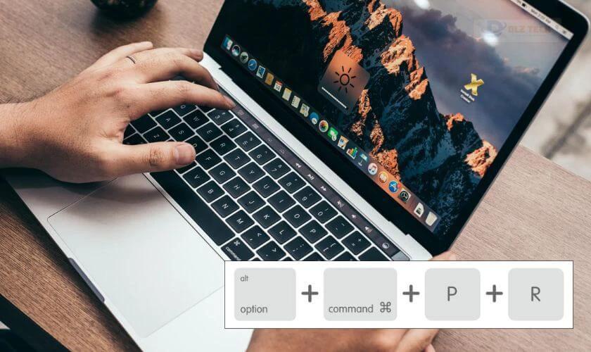 Nhấn các phím Command + Option + R + P cùng 1 lúc với nhau để khởi động
