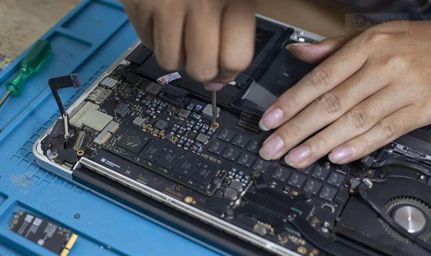 Màn hình MacBook bị sọc do Card VGA bị hỏng