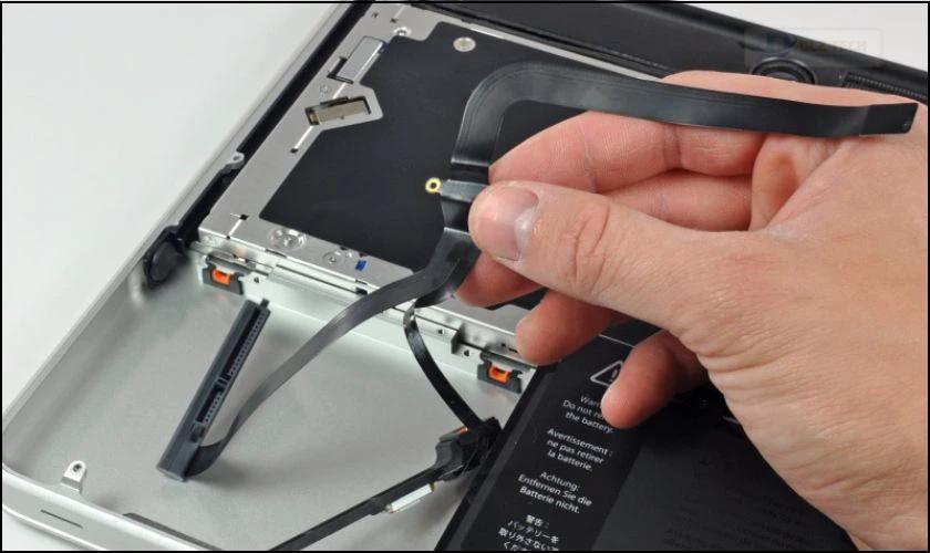 Điều chỉnh dây cáp kết nối giữa Mainboard và màn hình