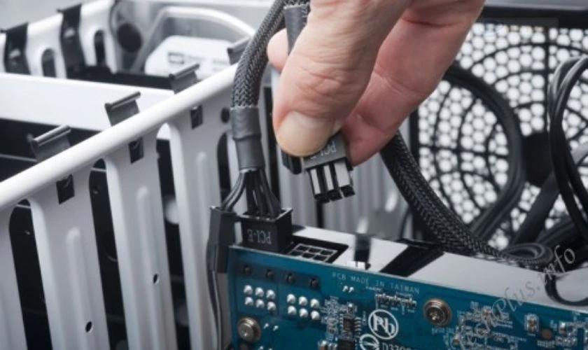 Kiểm tra kết nối màn hình laptop khi xuất hiện những ô vuông trong suốt