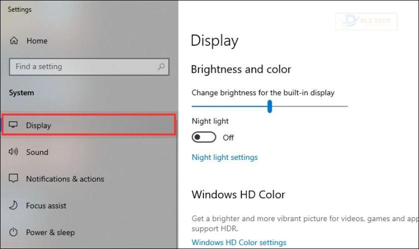 Chọn tab Display ở cột menu bên trái