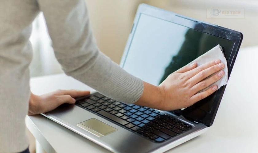 Vệ sinh màn hình máy tính bị vàng