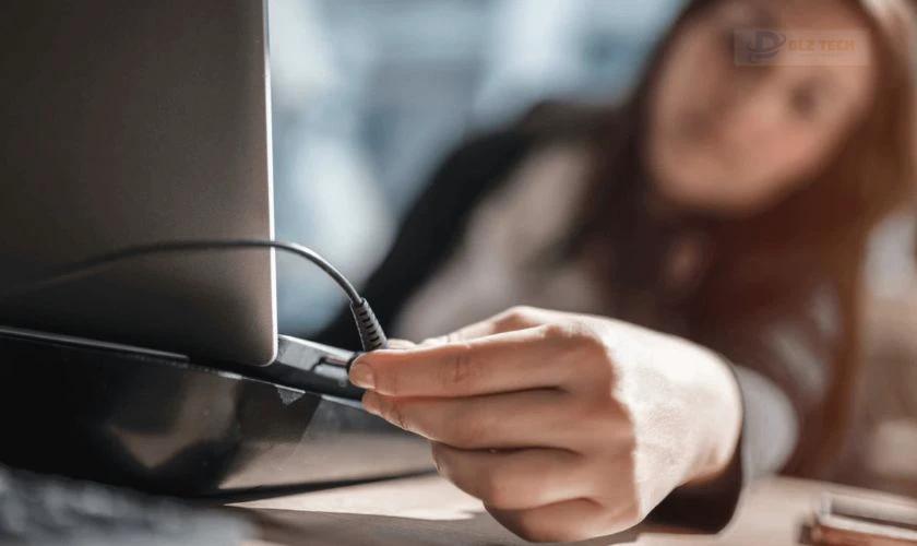 Kiểm tra lại pin và nguồn điện