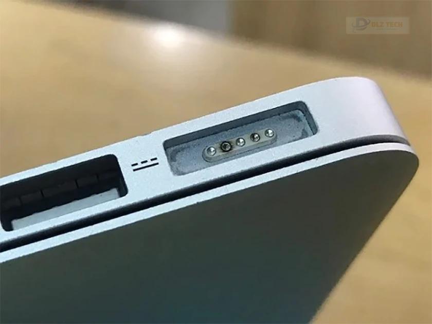 Kiểm tra chân sạc tiếp xúc giữa cáp sạc và macbook