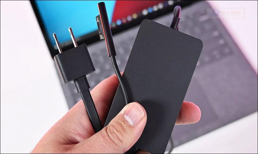 Kiểm tra củ và dây sạc laptop