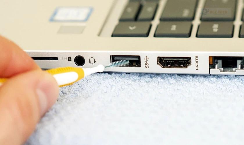 Vệ sinh bộ sạc và cổng kết nối laptop