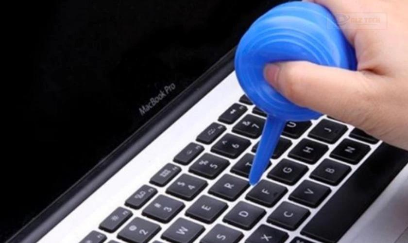 Dùng bóng thổi bụi để làm sạch bàn phím