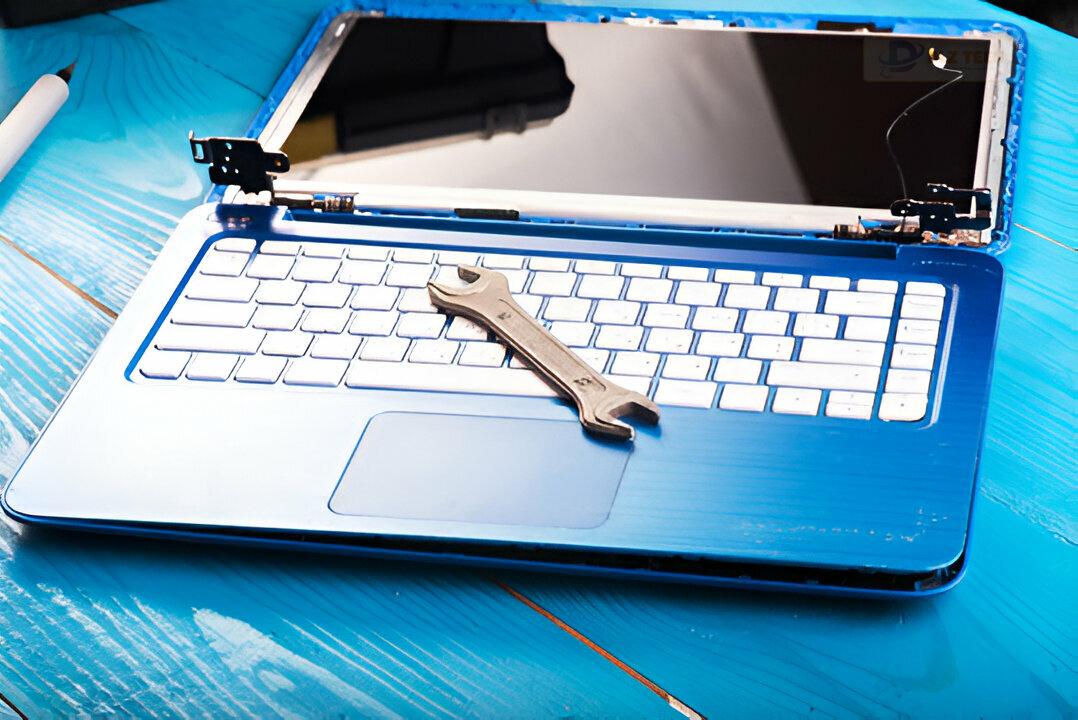 Hình 3: Kỹ thuật viên kiểm tra laptop tại chi nhánh Bình Dương