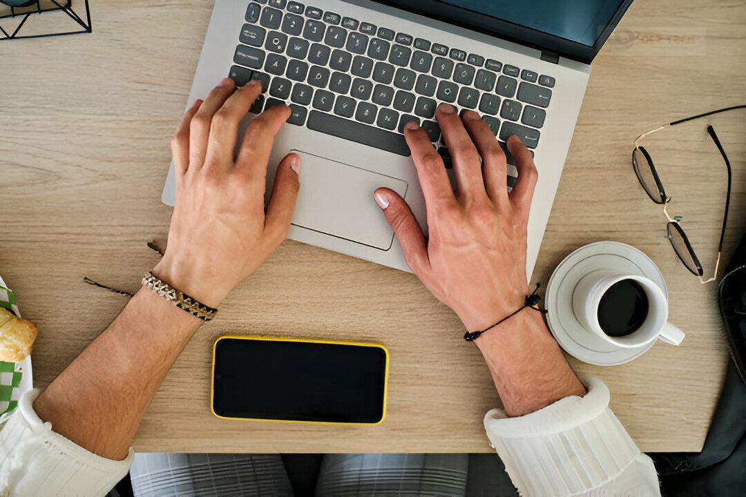 Hình 3: Kỹ thuật viên chi nhánh Quận 2 sửa laptop