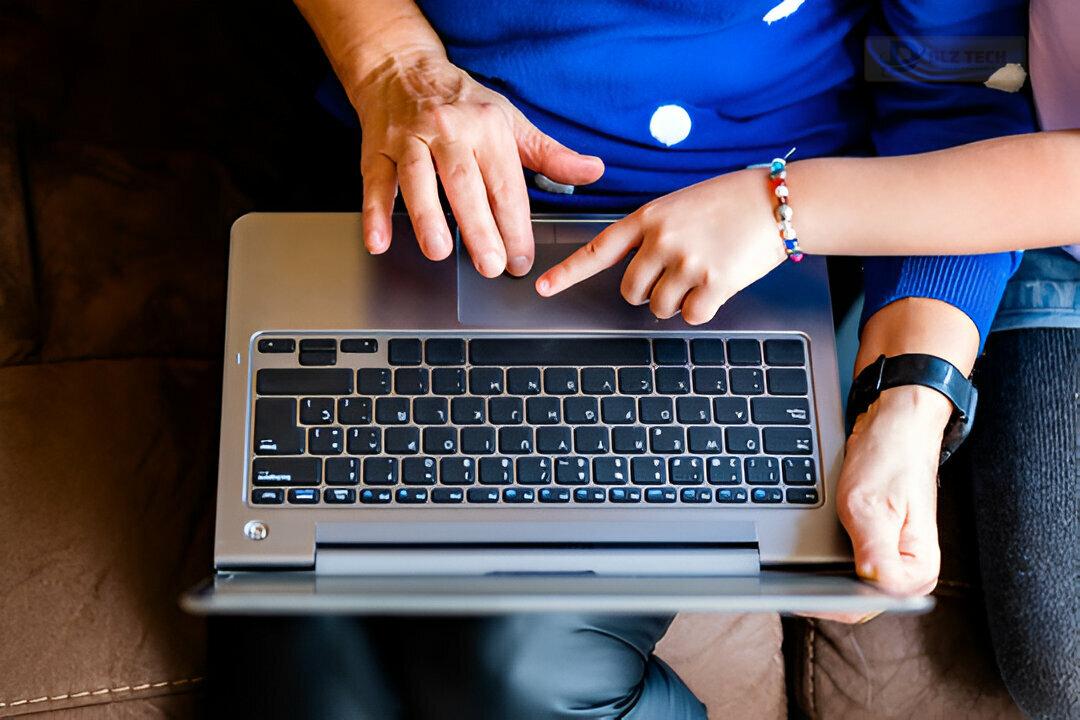 Kỹ thuật viên tại chi nhánh Quận 6 kiểm tra laptop