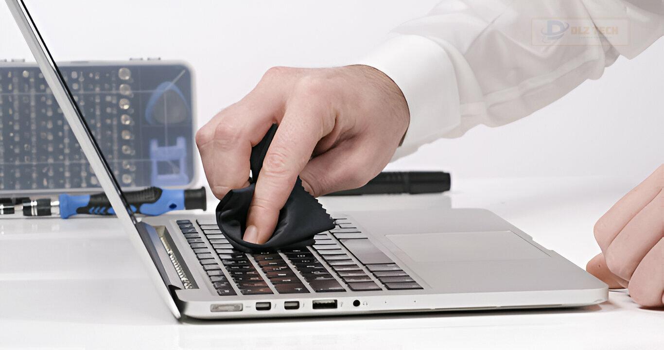 Kỹ thuật viên sửa chữa laptop của Dlz Tech quận 9