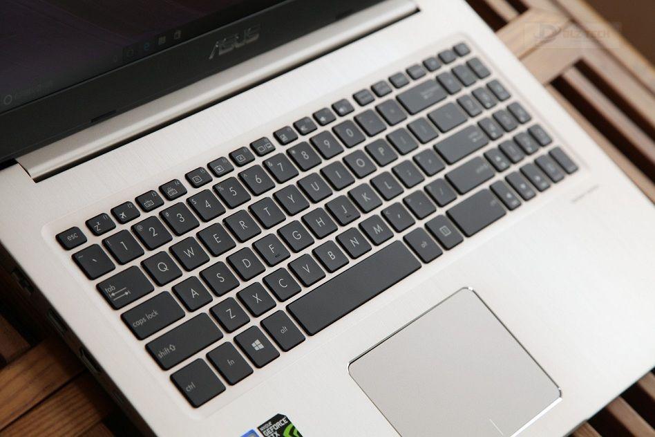 Hình 3: Kỹ thuật viên tại chi nhánh Quận 10 kiểm tra laptop