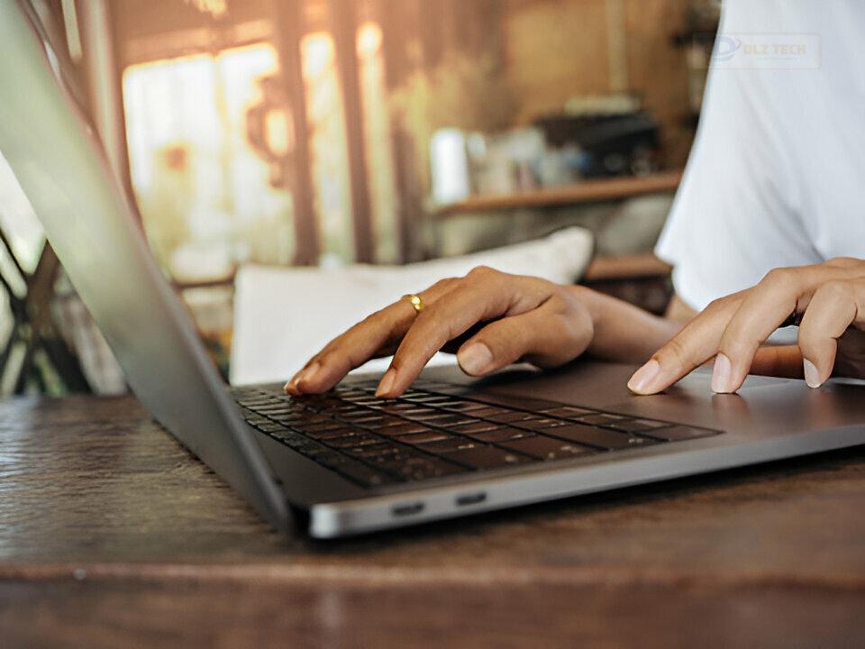 Khách hàng tin tưởng sử dụng dịch vụ thay main laptop tại Dlz Tech