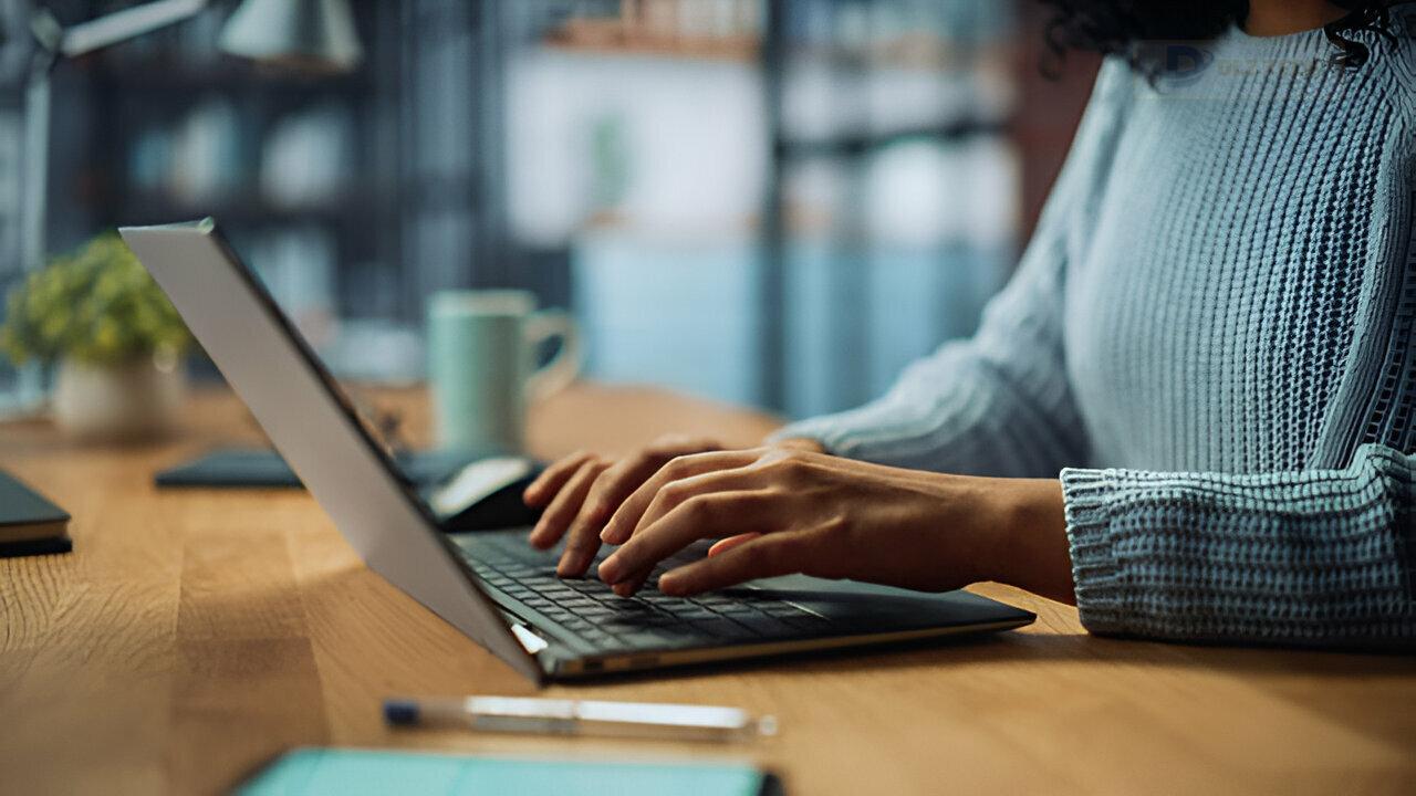 Hình 3: Kỹ thuật viên chi nhánh Thanh Xuân kiểm tra laptop khách hàng
