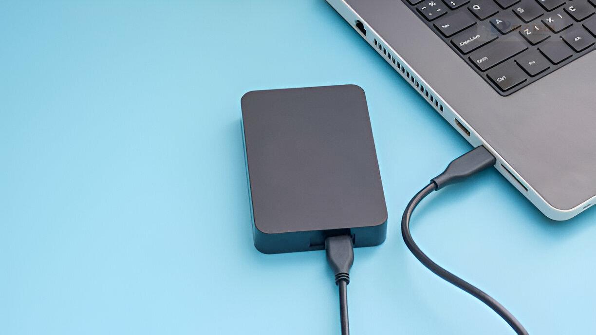 Kỹ thuật viên Dlz Tech hỗ trợ khách hàng quận 1 thay ổ cứng