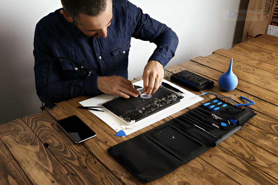 Khách hàng đang trải nghiệm dịch vụ thay pin laptop tại Dlz Tech.