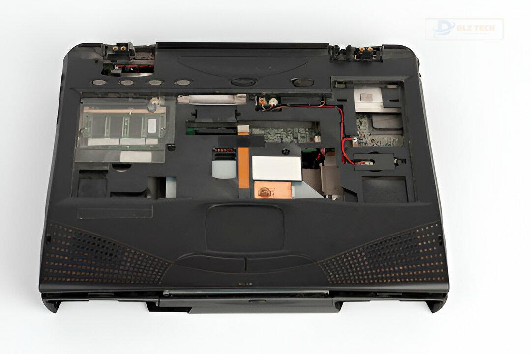 Kỹ thuật viên tại cửa hàng Dlz Tech quận Tân Bình