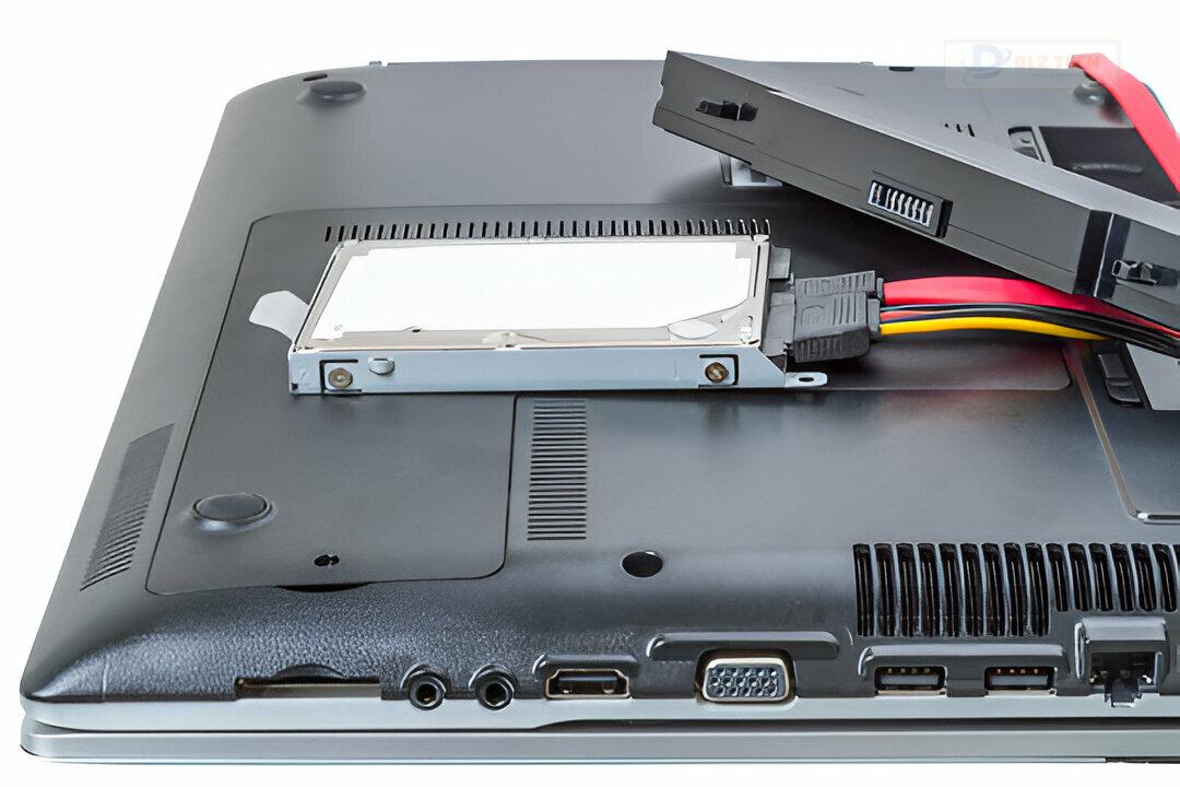 Khách hàng đang cần thay pin Macbook tại Dlz Tech