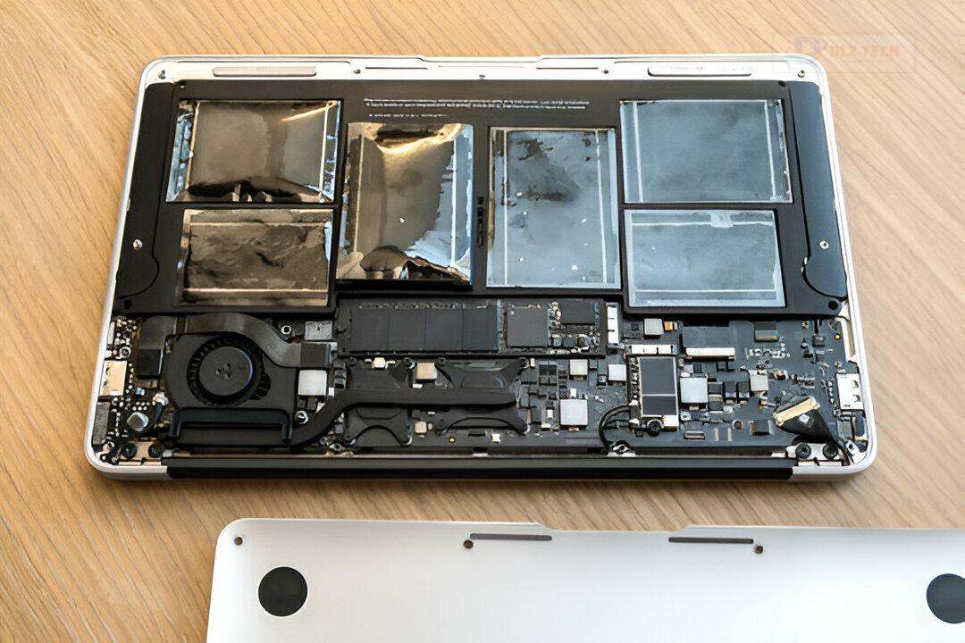 Hình 2: Nhân viên Dlz Tech hỗ trợ thay pin Macbook cho khách hàng.