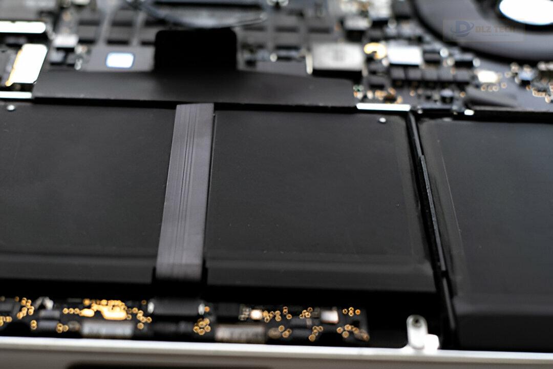 Nhân viên Dlz Tech hỗ trợ kiểm tra tình trạng laptop cho khách hàng