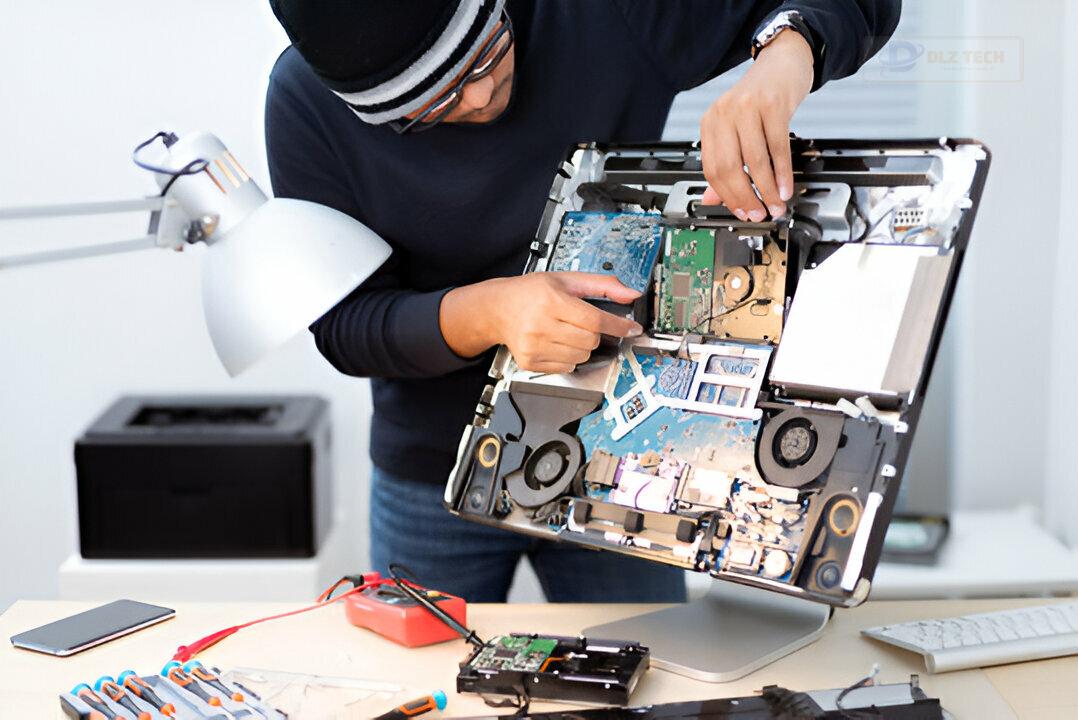 Khách hàng sử dụng dịch vụ thay ram laptop tại Dlz Tech.