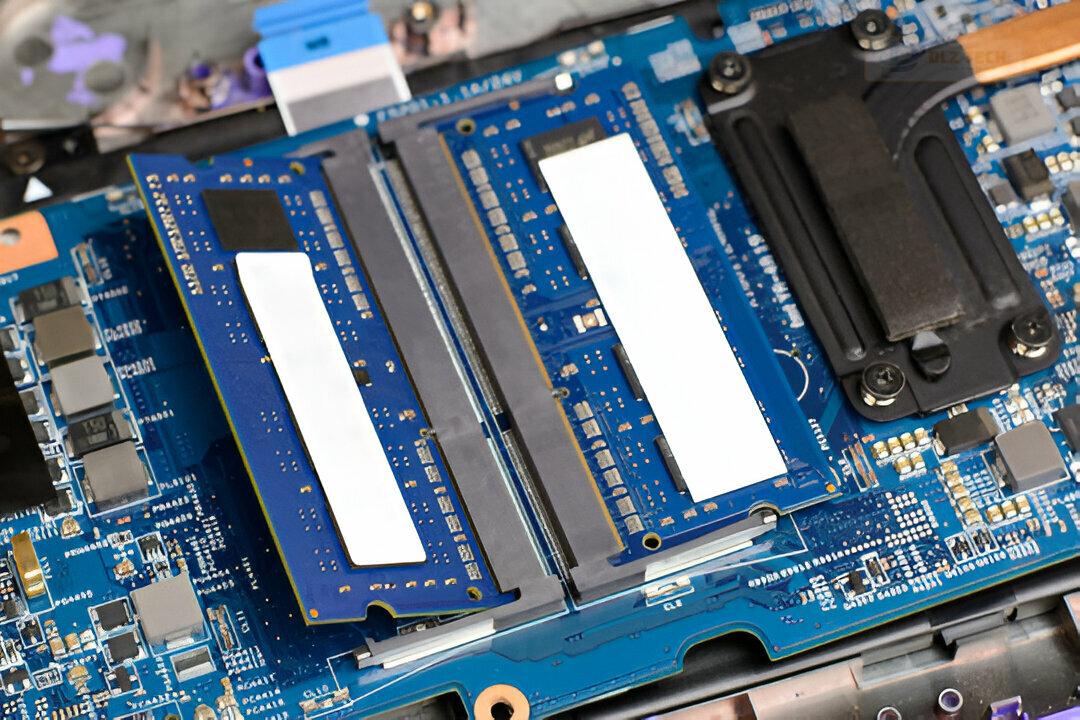 Khách hàng tại cửa hàng Dlz Tech quận Thủ Đức