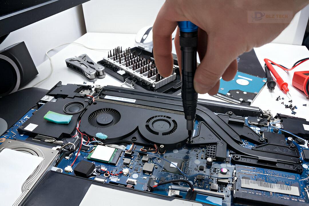 Kỹ thuật viên tại cửa hàng Dlz Tech quận 1