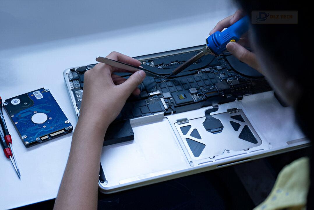 Khách hàng tại cửa hàng Dlz Tech quận 1