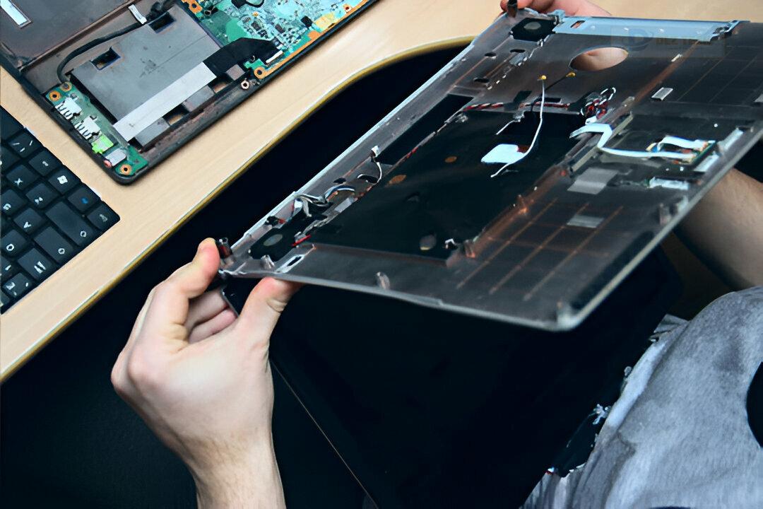 Khách hàng thay vỏ laptop tại Dlz Tech