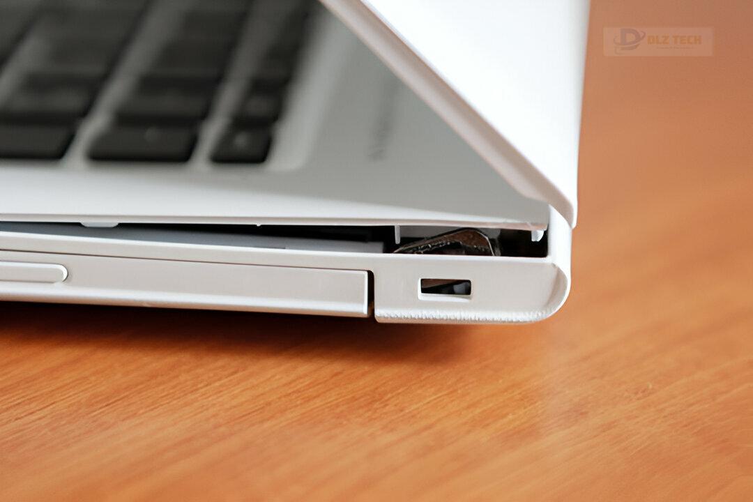 Hình 2: Kỹ thuật viên tại Dlz Tech hỗ trợ khách hàng Quận 9 thay vỏ laptop.