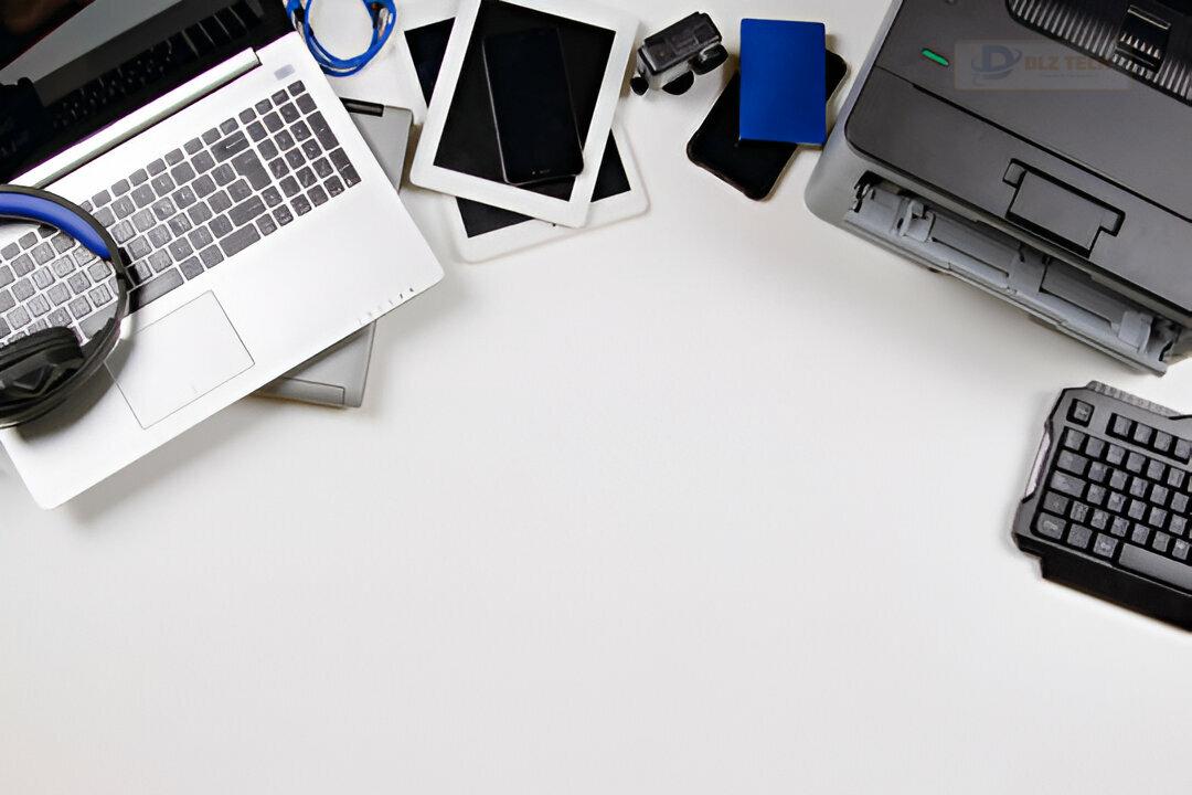 Hình 2: Nhân viên tại Dlz Tech hỗ trợ thay vỏ laptop cho khách hàng.