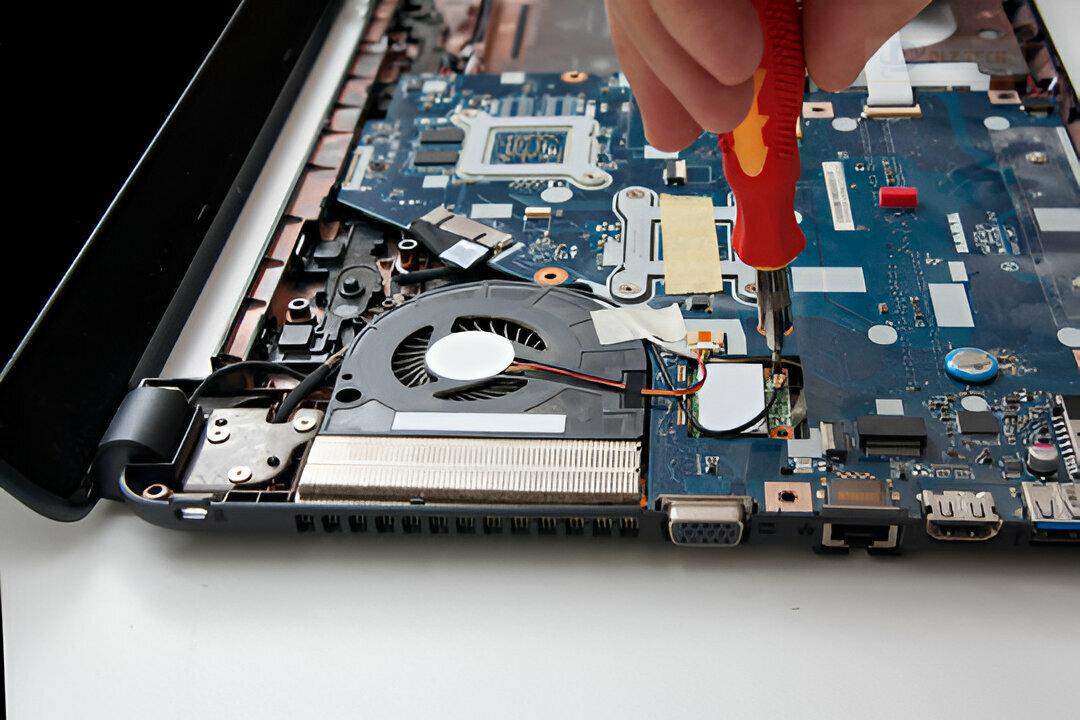 Kỹ thuật viên Dlz Tech hướng dẫn tận tình cách khắc phục lỗi laptop