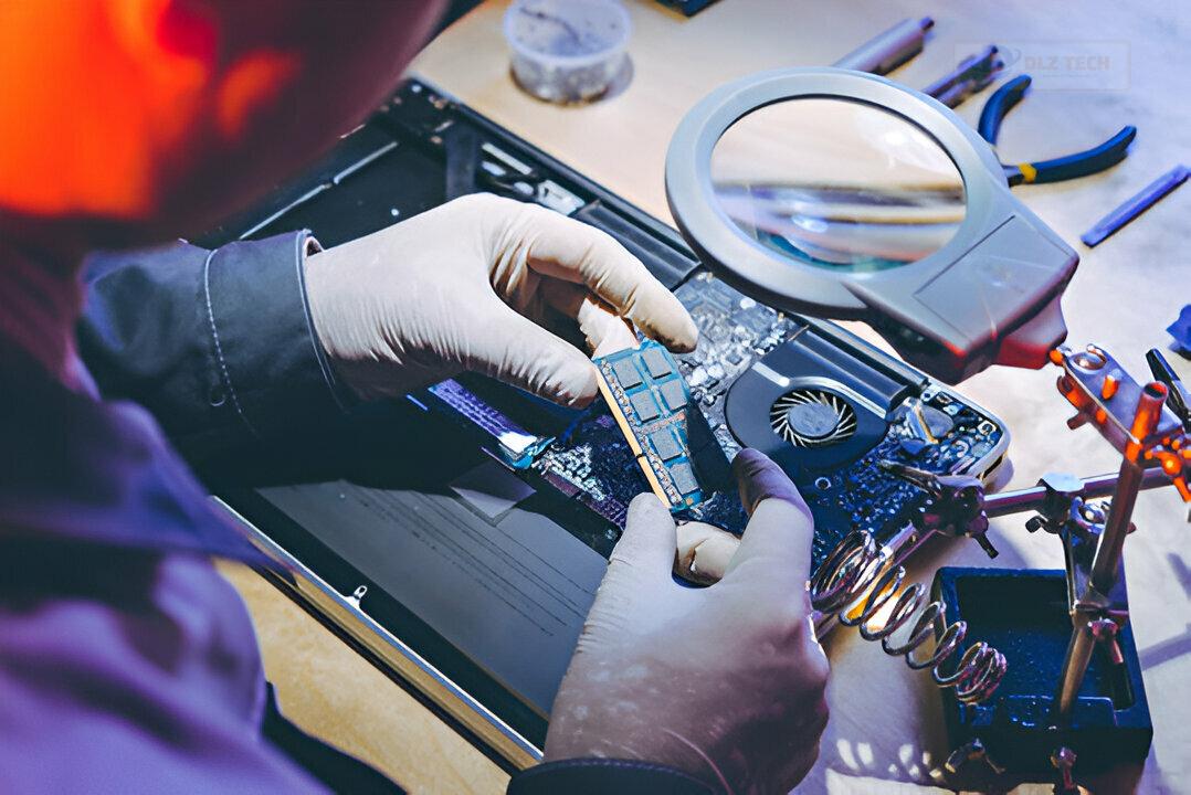 Nhân viên tại Dlz Tech hỗ trợ khách hàng quận Tân Phú thay vỏ laptop