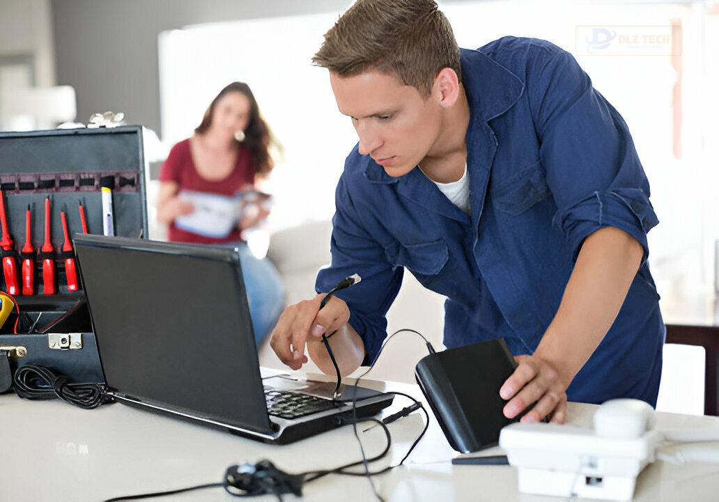 Đội ngũ kỹ thuật viên tại cửa hàng Dlz Tech Thanh Xuân