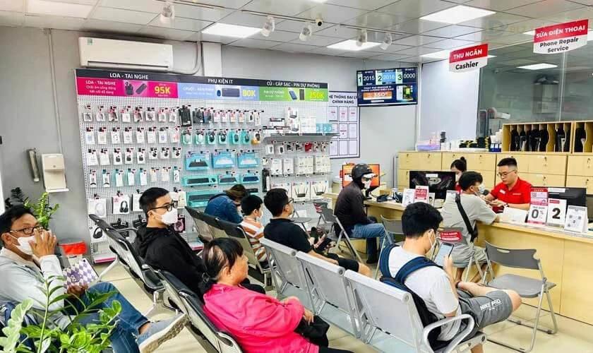 Thay màn hình iPhone mới để sửa lỗi bàn phím iPhone bị liệt 1 chữ