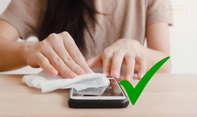 Vệ sinh màn hình điện thoại để loại bỏ bụi bẩn gây lỗi cảm ứng phím trên iPhone