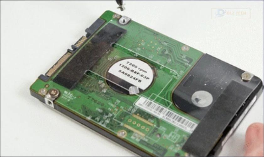 Bạn hãy tháo ổ cứng HDD từ laptop ra