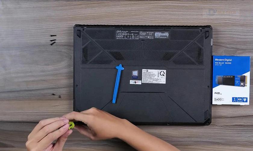 Cách gắn ổ cứng SSD cho laptop