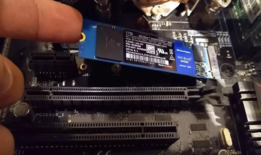 Lắp ổ cứng SSD cho laptop