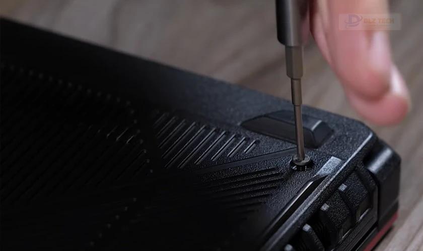 Lắp lại nắp lưng laptop
