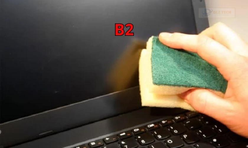 Lau màn hình theo chiều từ trên xuống hoặc trái qua phải, tránh lau theo chiều xoay tròn
