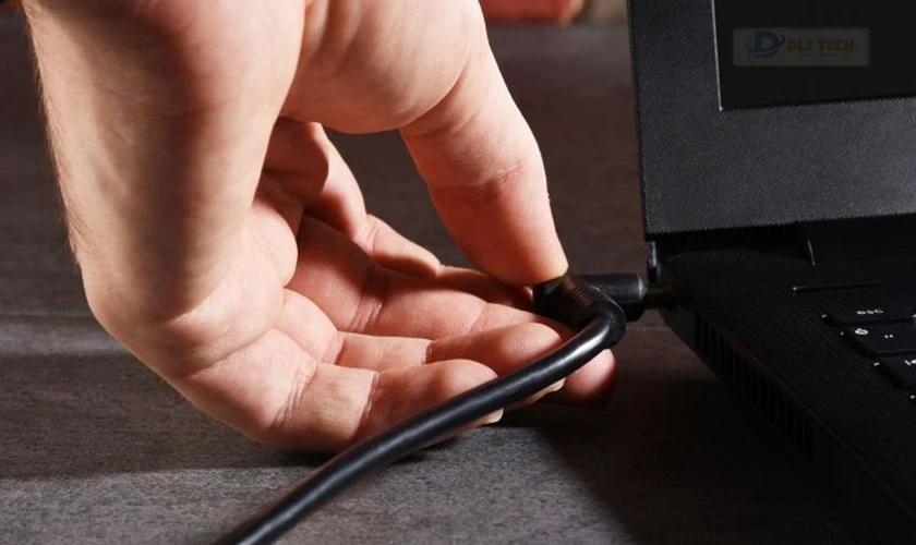Tránh để laptop tắt nguồn khi sạc