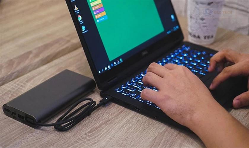 Không vừa sạc vừa hoạt động khi pin chưa đầy