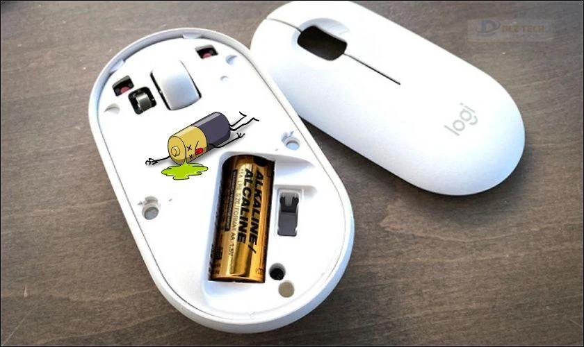 Chỉnh lại pin cho khớp với đầu nối cực âm dương