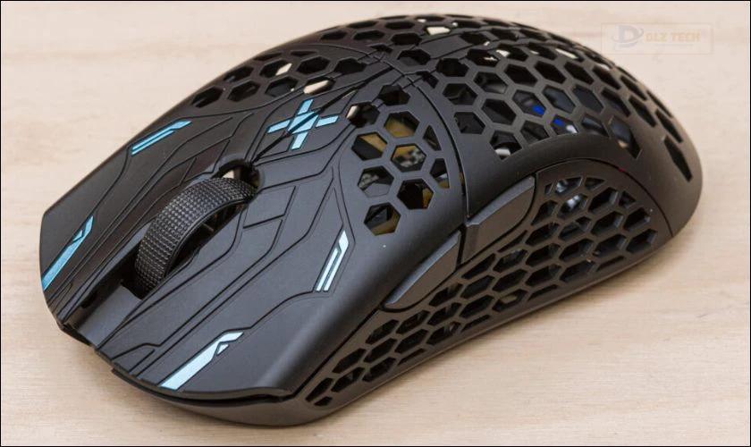 Finalmouse UltralightX sở hữu thiết kế tổ ong thoáng khí nhẹ tay